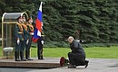 В день 75-летия Победы в Великой Отечественной войне Президент России возложил цветы к Могиле Неизвестного Солдата в Александровском саду.