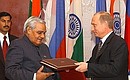 Владимир Путин и Премьер-министр Индии Атал Бихари Ваджпаи подписали Декларацию о глобальных вызовах и угрозах международной безопасности и стабильности.
