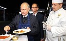 Президент России Владимир Путин и Председатель КНР Си Цзиньпин посетили выставку «Улица Дальнего Востока». Фото ТАСС