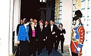 Владимир и Людмила Путины, Президент Австрии Томас Клестиль и Маргот Клестиль-Леффлер во время посещения Екатерининского дворца.