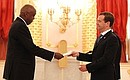 Церемония вручения верительных грамот послами иностранных государств. Верительную грамоту Президенту России вручает посол Республики Бурунди Гийом Рузовийо.