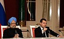 С Премьер-министром Индии Манмоханом Сингхом на пресс-конференции по итогам российско-индийских переговоров.