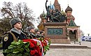 Перед началом церемонии возложения цветов к памятнику Кузьме Минину и Дмитрию Пожарскому. Фото: Михаил Метцель, ТАСС