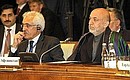 Президент Афганистана Хамид Карзай (справа) во время заседания Совета глав государств-членов Шанхайской организации сотрудничества в расширенном составе.