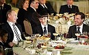 На церемонии открытия Года семьи в России. Владимир Путин и Дмитрий Медведев с членами многодетной семьи Бублиенко – Данилой (в центре) и Алексеем.