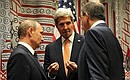 По окончании встречи с Президентом США Бараком Обамой. С Министром иностранных дел Сергеем Лавровым (справа) и госсекретарём США Джоном Керри.