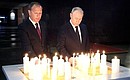 В ходе посещения Музея Победы на Поклонной горе глава государства зажёг свечу памяти у монумента «Скорбящая мать».