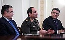 Первый вице-премьер Египта – Министр обороны и военной промышленности Абдель-Фаттах ас-Сиси (в центре) и Министр иностранных дел Египта Набиль Фахми (слева) на встрече с Президентом России.