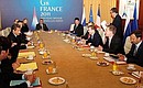Во время переговоров с Президентом Франции Николя Саркози.