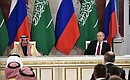 Перед началом церемонии подписания документов по итогам российско-саудовских переговоров.