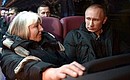 Владимир Путин пригласил пострадавших от наводнения на новогодний приём, куда они прибыли вместе с главой государства на одном автобусе.