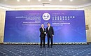 С Президентом Киргизии Сооронбаем Жээнбековым перед началом саммита Шанхайской организации сотрудничества.