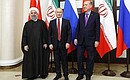 С Президентом Ирана Хасаном Рухани (слева) и Президентом Турции Реджепом Тайипом Эрдоганом. Фото ТАСС