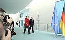 Перед началом пресс-конференции. С Федеральным канцлером Германии Ангелой Меркель.