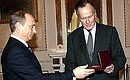 Встреча с бывшим президентом США Джорджем Бушем-старшим. В.Путин вручил Дж.Бушу-старшему юбилейную медаль «60 лет Победы».