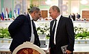 По окончании заседания Совета глав государств СНГ Владимир Путин кратко побеседовал с Премьер-министром Армении Николом Пашиняном.