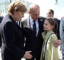 Во время прогулки в Александровском саду. С Федеральным канцлером Германии Ангелой Меркель.