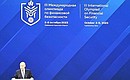 Встреча с участниками финального этапа III Международной олимпиады по финансовой безопасности. Фото: Григорий Сысоев, РИА «Новости»