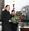 Возложение цветов к памятнику Гейдару Алиеву на городской площади, названной его именем. С Президентом Азербайджана Ильхамом Алиевым.