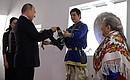 Владимир Путин посетил Музей природы и человека в ходе рабочей поездки в Уральский федеральный округ. Вручение памятного подарка.