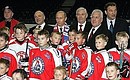 С воспитанниками детско-юношеской школы Олимпийского резерва хоккейного клуба «Локомотив».