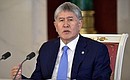 По итогам российско-киргизских переговоров Владимир Путин и Алмазбек Атамбаев сделали заявления для прессы.