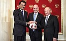 С Эмиром Катара Тамимом Бен Хамадом Аль Тани (слева) и президентом ФИФА Джанни Инфантино на церемонии передачи Катару полномочий по проведению чемпионата мира по футболу в 2022-м году.