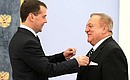 Дмитрий Медведев вручил орден Дружбы президенту Международной федерации тяжёлой атлетики Тамашу Яану.