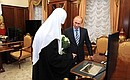 Владимир Путин подарил Патриарху Московскому и всея Руси Кириллу литографию с видами Смоленска.