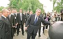 С Президентом США Джорджем Бушем во время прогулки по территории Кремля. У Царь-пушки.