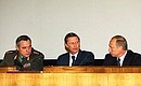 На совещании по подведению итогов подготовки Вооруженных Сил в 2003 году. (Слева: А.Квашнин – начальник Генерального штаба Вооруженных Сил, первый заместитель Министра обороны; в центре: С.Иванов — Министр обороны)