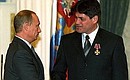 Владимир Путин вручил ордена и медали 16 шахтерам и горноспасателям, участвовавшим в ликвидации последствий аварии на шахте «Западная» в Ростовской области.