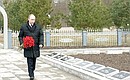 Возложение цветов к монументу советским воинам.
