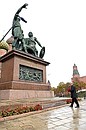 В День народного единства Владимир Путин возложил цветы к памятнику Кузьме Минину и Дмитрию Пожарскому.