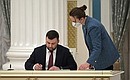 Глава ДНР Денис Пушилин в ходе церемонии подписания документов о признании Донецкой и Луганской народных республик.