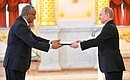 Верительную грамоту Президенту России вручает Чрезвычайный и Полномочный Посол Федеративной Демократической Республики Эфиопии Грум Абай Тешоме.