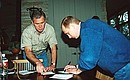 В гостях у Президента США Джорджа Буша на его ранчо Прэри Чэпл близ Кроуфорда. Владимир Путин оставил на память автограф.