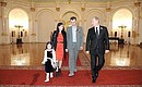 Владимир Путин после парада Победы на Красной площади встретился в Кремле с восьмилетней Соней из Пскова – пациенткой Федерального научного клинического центра детской онкологии, гематологии и иммунологии, и её родителями.