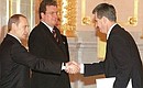 Церемония вручения верительных грамот. Верительную грамоту вручает посол Боснии и Герцеговины Гордан Милинич.