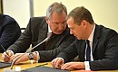 Председатель Правительства Дмитрий Медведев (справа) и заместитель Председателя Правительства Дмитрий Рогозин перед началом совещания по вопросам мобилизационной готовности оборонно-промышленного комплекса.
