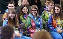 Перед началом встречи с волонтёрами, участвующими в подготовке и проведении XXII Олимпийских и XI Паралимпийских зимних игр в Сочи.
