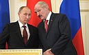 С Президентом Белорусии Александром Лукашенко во время церемонии подписания совместных документов.