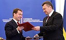 With President of Ukraine Viktor Yanukovych. Mr Medvedev and Mr Yanukovych adopted joint declarations on European security, settlement of the Trans-Dniester conflict, and security in the Black Sea region, and also approved the final minutes of the Russian-Ukrainian Interstate Commission’s third meeting.