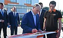 По окончании церемонии Владимир Путин оставил запись в фотоальбоме об этапах строительства Центральной кольцевой автомобильной дороги Московской области.