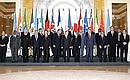 Официальное фотографирование глав государств и правительств «Группы восьми» и приглашенных на саммит лидеров стран и руководителей международных организаций.