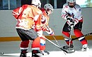 Во время товарищеского хоккейного матча между командами России и Финляндии.