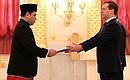 Церемония вручения верительных грамот послами иностранных государств. Верительную грамоту вручает посол Республики Индонезия Джаухари Оратмангун.