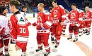 С участниками хоккейного матча между командами учащихся образовательного центра «Сириус» и звёзд отечественного хоккея.