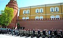 По окончании церемонии возложения венка к Могиле Неизвестного Солдата в Александровском саду вдоль мемориального комплекса прошли военнослужащие Московского военного гарнизона.