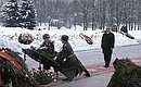 Церемония возложения венков к мемориалу на Пискаревском кладбище.